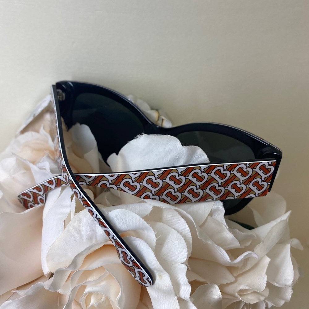 Sold❌Burberry 54mm Butterfly sunglasses 🔥 - Picture 7 of 16